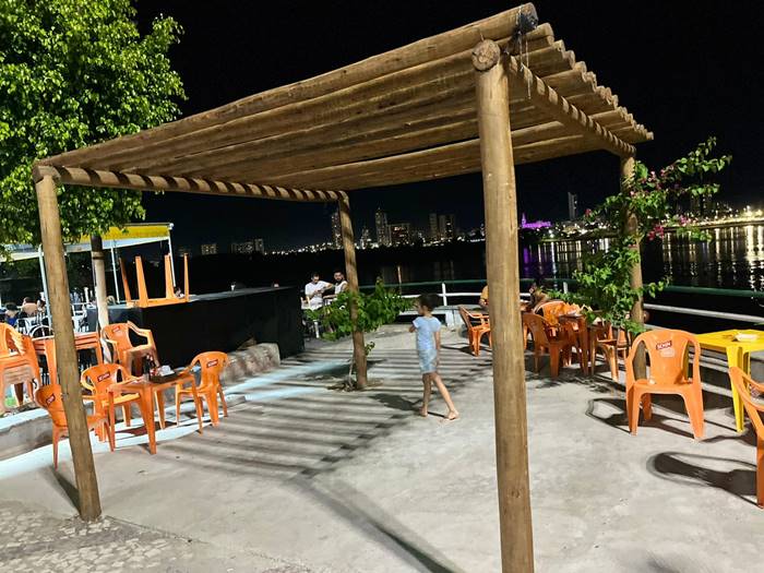 Juazeiro: Fiscalização notifica bares e restaurantes por uso irregular de calçadas e falta de alvará