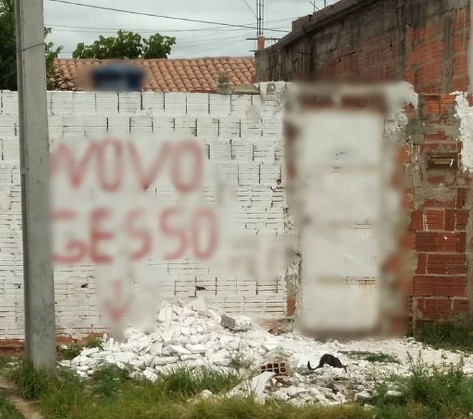 Cachorro é vítima de maus-tratos no Bairro Terras do Sul