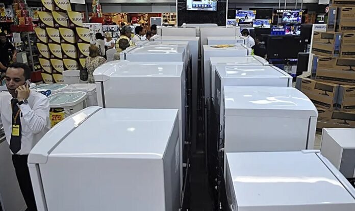 Intenção de consumo entre as famílias cai 0,2% em fevereiro