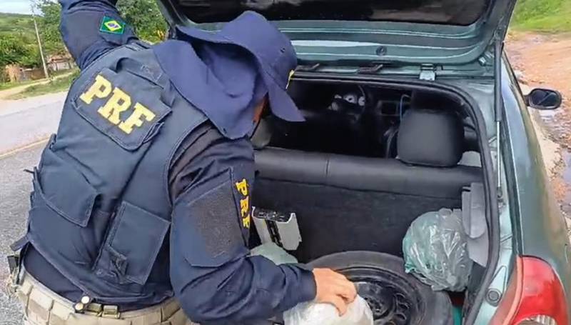 Dupla é detida pela PRF em Arcoverde com quase 4 kg de maconha