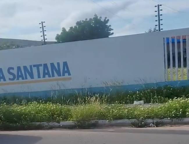 Moradora reclama de mato em escola na Cohab Massangano; Secretaria responde