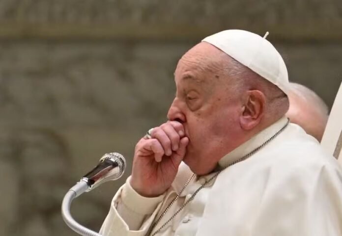 Papa não está fora de perigo e continuará internado por ao menos mais uma semana, diz médico