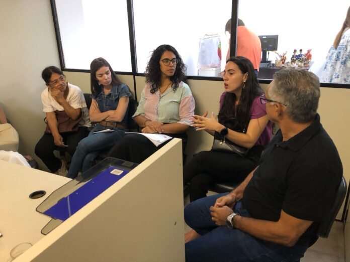 Coordenação do Bem-Estar Animal recebe representantes de condomínio para debater práticas de cuidado animal em Petrolina (PE)