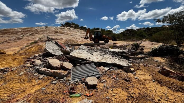 Mirante do Serrote do Urubu em Petrolina-PE é demolido