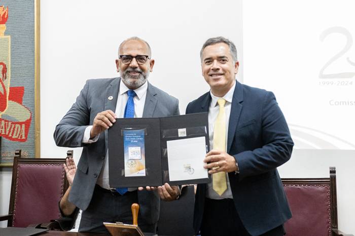 Petrolinense Paulo Moraes recebe selo comemorativo da Comissão Dom Helder Câmara