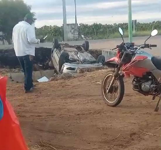 Motorista capota carro no C-3 do Perímetro Senador Nilo Coelho