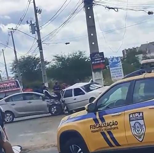 Acidente envolve dois veículos no acesso ao Distrito Industrial