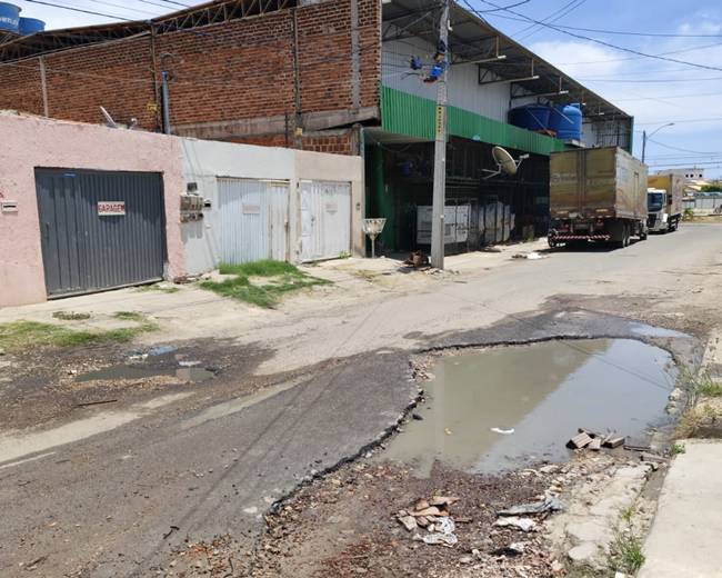Buraco no Jardim Amazonas dificulta tráfego de veículos e irrita moradores