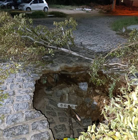 Buraco em rua na área central de Juazeiro leva moradores a clamar por providências