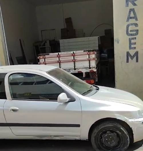 Motorista para em frente a garagem no Centro de Juazeiro e causa transtornos