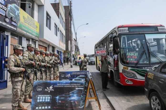 Morte de cantor no Peru gera onda de violência e presidente decreta estado de emergência