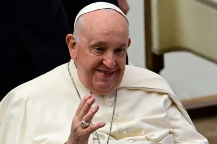 Fora de perigo iminente, papa Francisco prossegue com recuperação