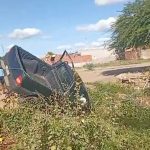 Motorista tenta desviar de motoqueiro e cai em canal na Zona Rural de Casa Nova