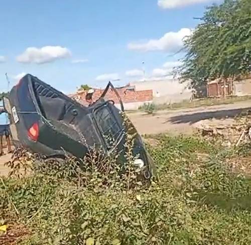 Motorista tenta desviar de motoqueiro e cai em canal na Zona Rural de Casa Nova