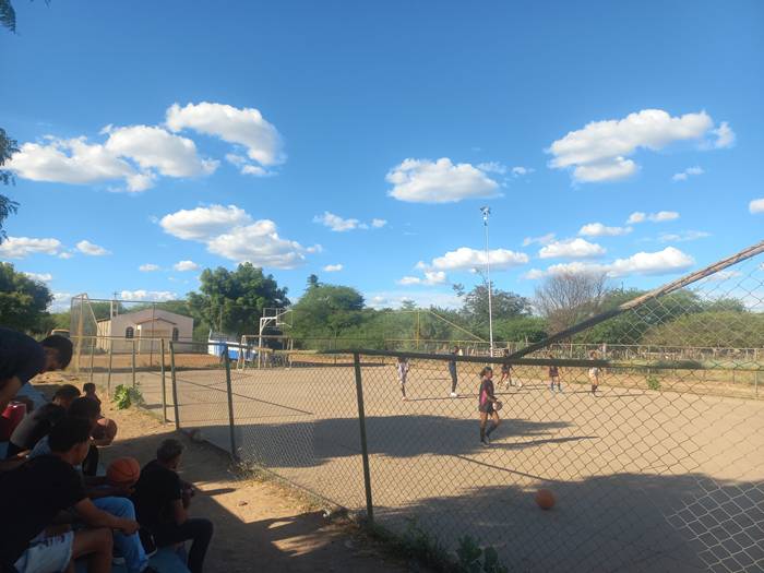 Moradores pedem reforma de quadra em Campo dos Cavalos, em Juazeiro