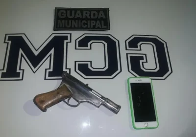 Adolescente é conduzido pela Guarda Municipal de Petrolina (PE) por posse ilegal de arma de fogo.