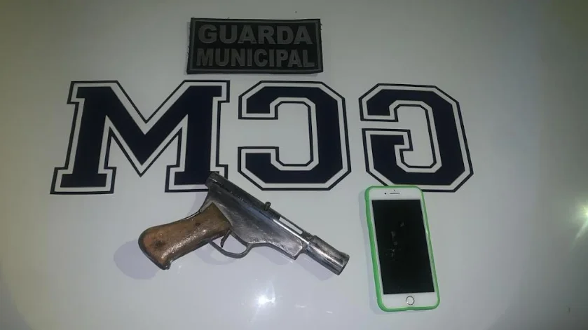 Adolescente é conduzido pela Guarda Municipal de Petrolina (PE) por posse ilegal de arma de fogo.