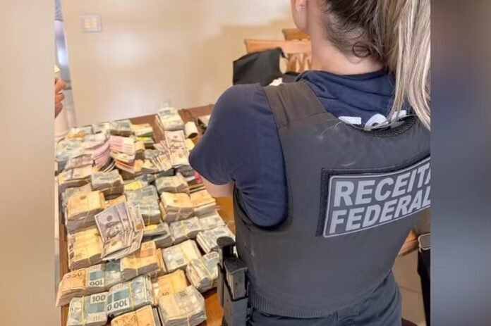 Auditores fiscais da Receita Federal apreendem 350 mil dólares e R$ 1 milhão