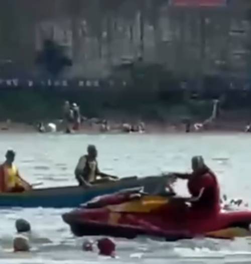 Equipe de segurança salva competidor de afogamento durante Triathlon ‘Mãe Malvada’