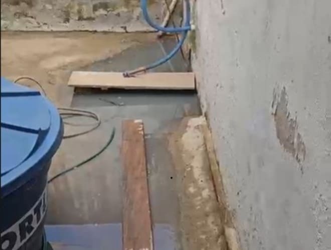 Esgoto entra em casas e alaga ruas no bairro Dom Avelar