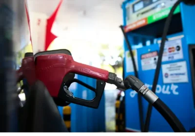 Governo planeja diminuir os impostos federais sobre a gasolina.