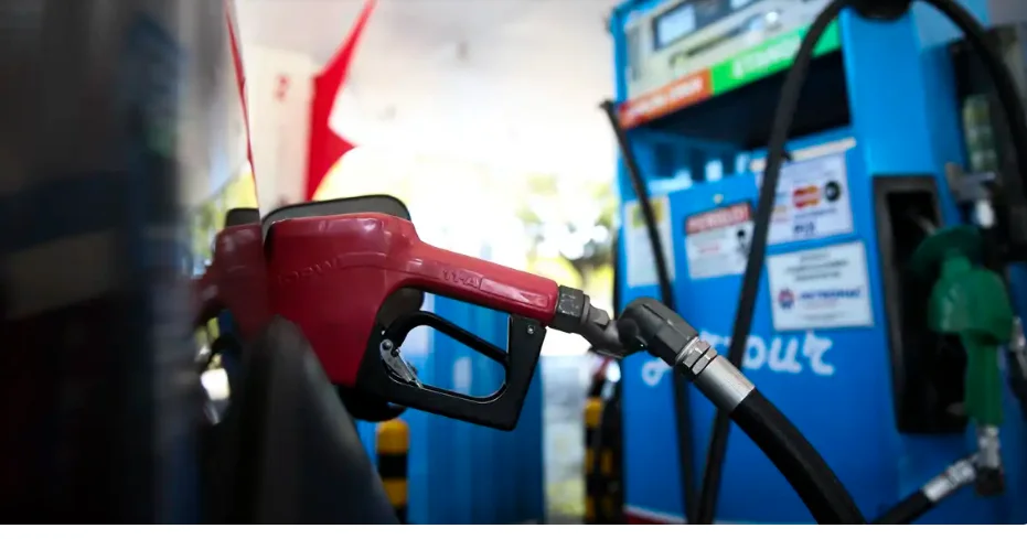 Governo planeja diminuir os impostos federais sobre a gasolina.