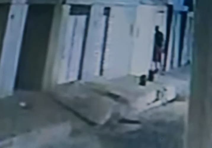 Indivíduo é surpreendido pulando muros de casas na Cohab VI