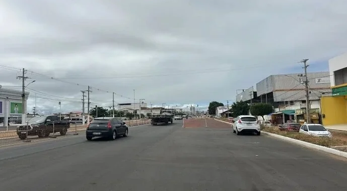 Interdição parcial na Avenida Honorato Viana em Petrolina (PE) causa mudanças nos trajetos de ônibus e estacionamento