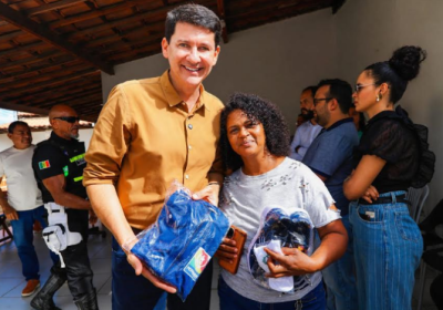 Mãe agradece a Simão Durando por kit escolar em Petrolina e destaca inclusão de casaco