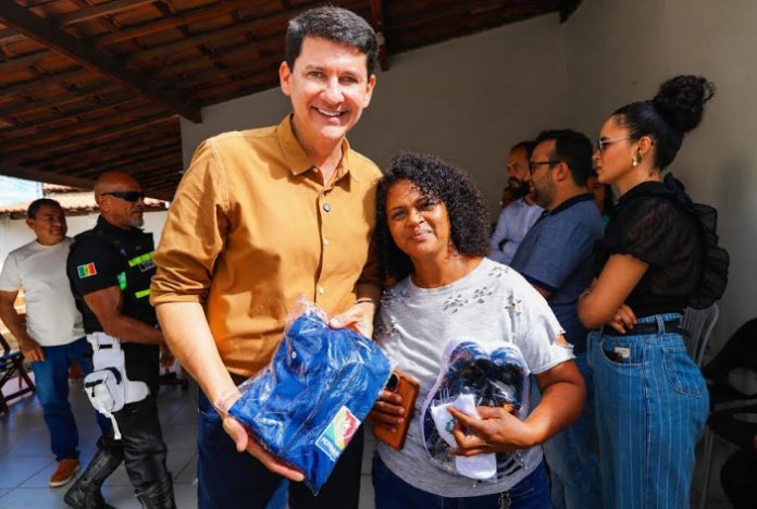 Mãe agradece a Simão Durando por kit escolar em Petrolina e destaca inclusão de casaco