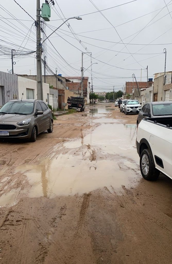 Morador da Vila Eulália cobra pavimentação de rua devido à quantidade de lama; Prefeitura de Petrolina se pronuncia