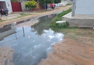 Moradores do Rio Jordão enfrentam constantes transtornos com esgoto estourado