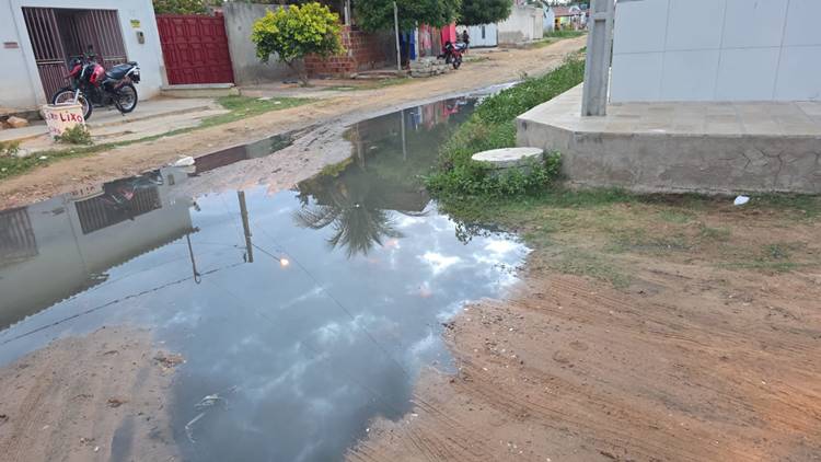 Moradores do Rio Jordão enfrentam constantes transtornos com esgoto estourado