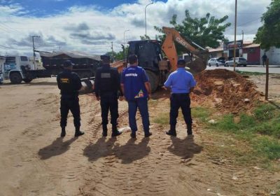 Operação do programa ‘Petrolina+Limpa’ remove construção irregular em avenida da região norte