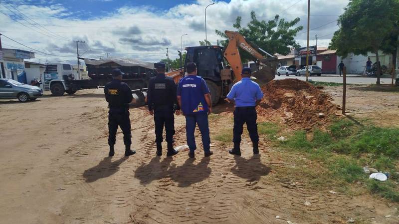 Operação do programa ‘Petrolina+Limpa’ remove construção irregular em avenida da região norte