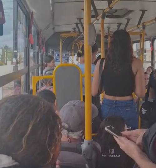 Passageiros são deixados na bronca após ônibus quebrar no Pedra Linda.