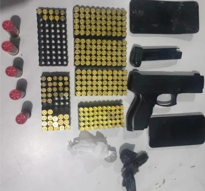 Polícia Militar de Petrolina (PE) apreende mais de 250 munições e simulacro de arma de fogo no bairro Pedro Raimundo