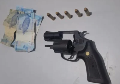 Polícia Militar de Petrolina (PE) detém dois suspeitos com arma de fogo no bairro João de Deus, no 5ºBPM.