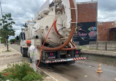 Prefeitura dá início à desobstrução de esgoto na Avenida dos Minérios em resposta a reclamações
