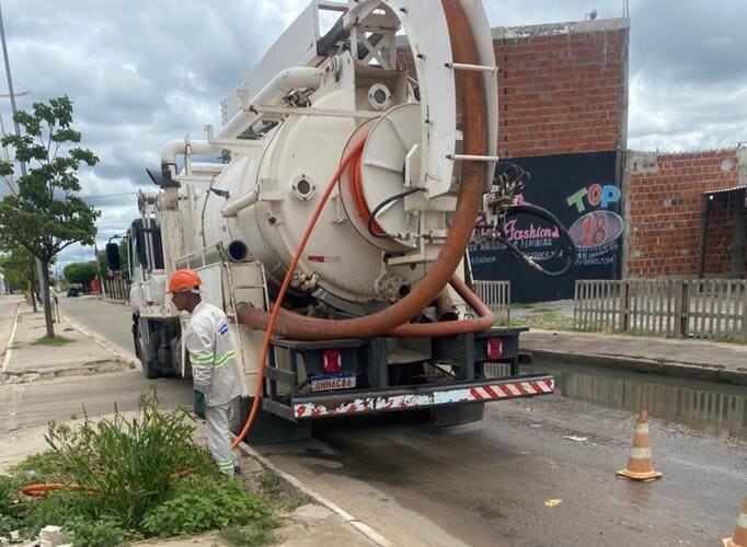 Prefeitura dá início à desobstrução de esgoto na Avenida dos Minérios em resposta a reclamações