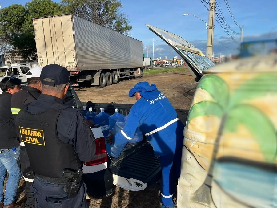 Prefeitura de Petrolina (PE) combate comércio ilegal de água mineral na Cohab Massangano
