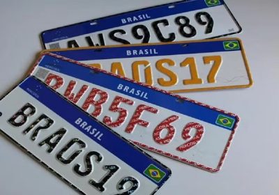 Projeto aprovado pela comissão traz estado e município de volta às placas de veículos