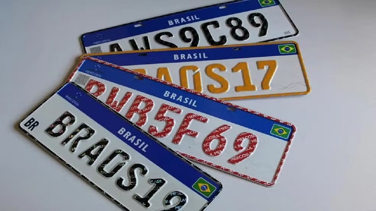 Projeto aprovado pela comissão traz estado e município de volta às placas de veículos