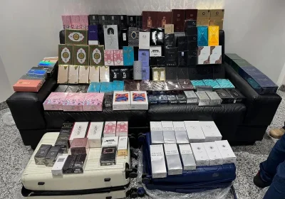 Receita Federal e Polícia Federal apreendem perfumes importados no valor de US$ 15 mil no Aeroporto do Recife.