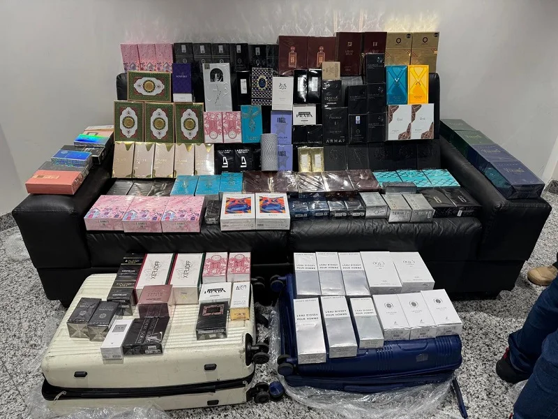 Receita Federal e Polícia Federal apreendem perfumes importados no valor de US$ 15 mil no Aeroporto do Recife.