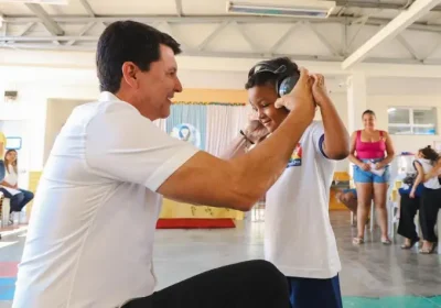 Simão Durando distribui protetores auriculares para estudantes com Transtorno do Espectro Autista em Petrolina (PE)