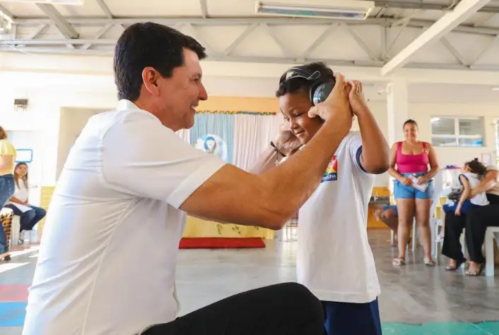Simão Durando distribui protetores auriculares para estudantes com Transtorno do Espectro Autista em Petrolina (PE)