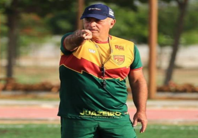 Técnico da Juazeirense, Carlos Rabelo, é hospitalizado após sofrer AVC e permanece em tratamento em Petrolina