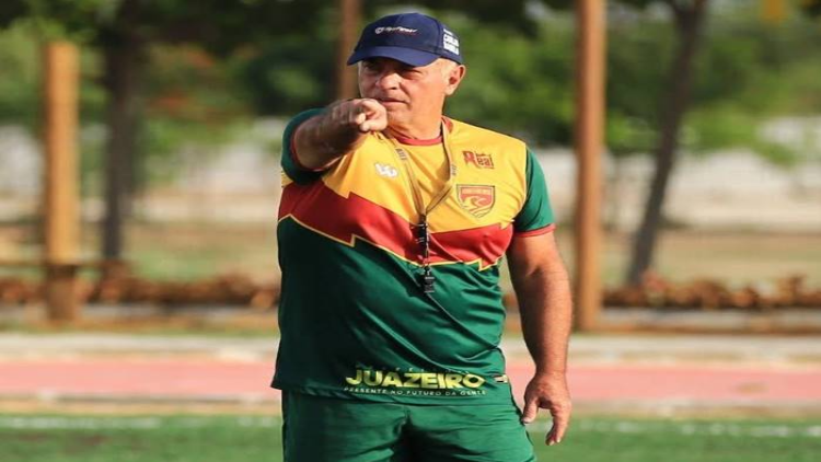 Técnico da Juazeirense, Carlos Rabelo, é hospitalizado após sofrer AVC e permanece em tratamento em Petrolina