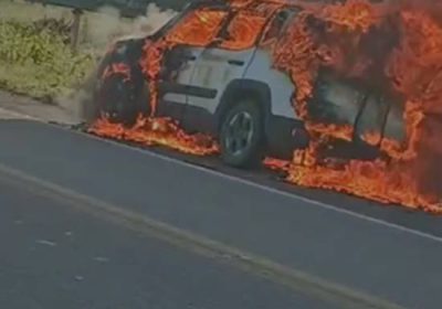 Veículo é completamente arrasado pelas chamas na BR-428